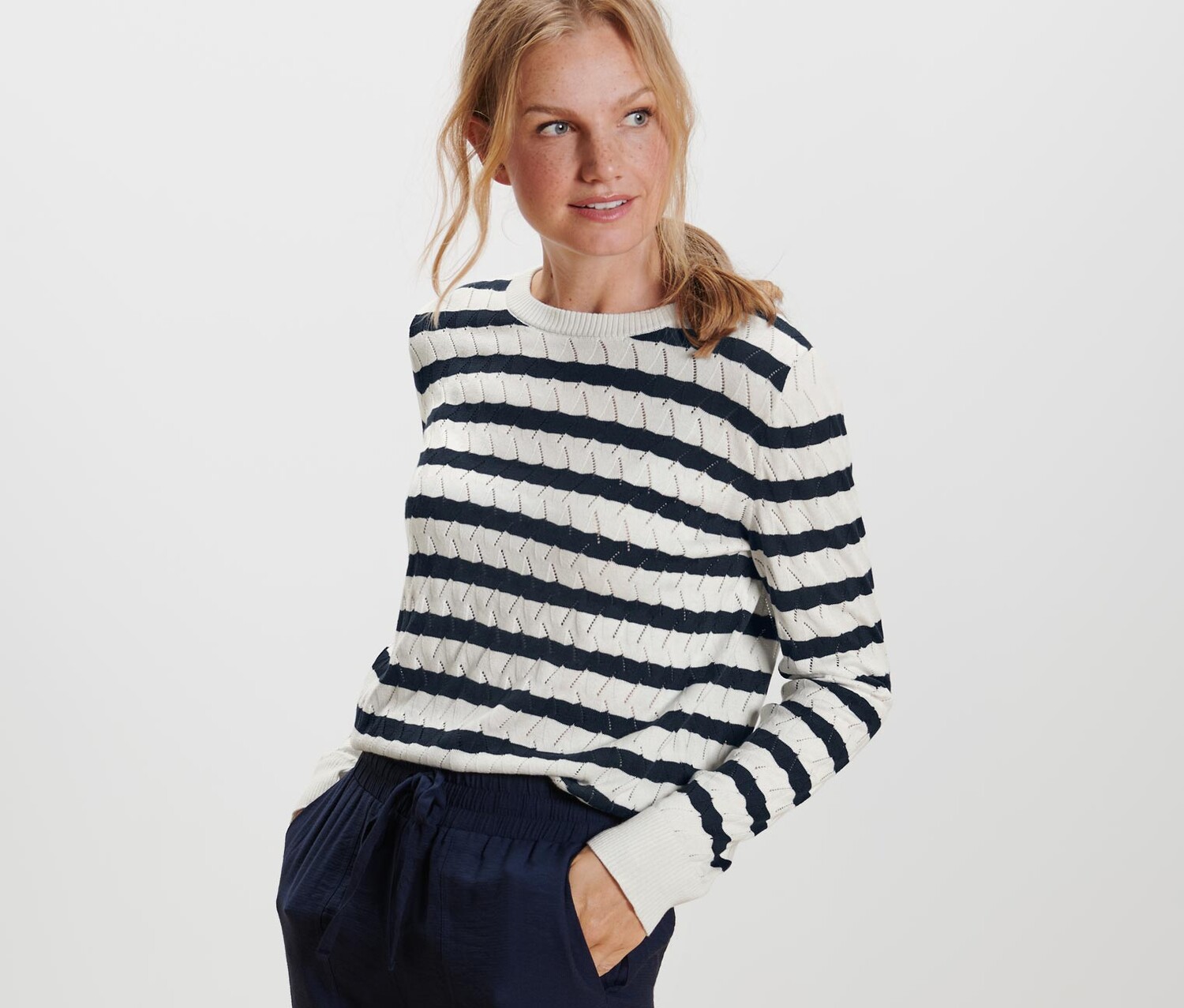 Полосатый вязаный свитер Tchibo, бело-синяя полоска
Полосатый вязаный свитер Tchibo, бело-синяя полоска