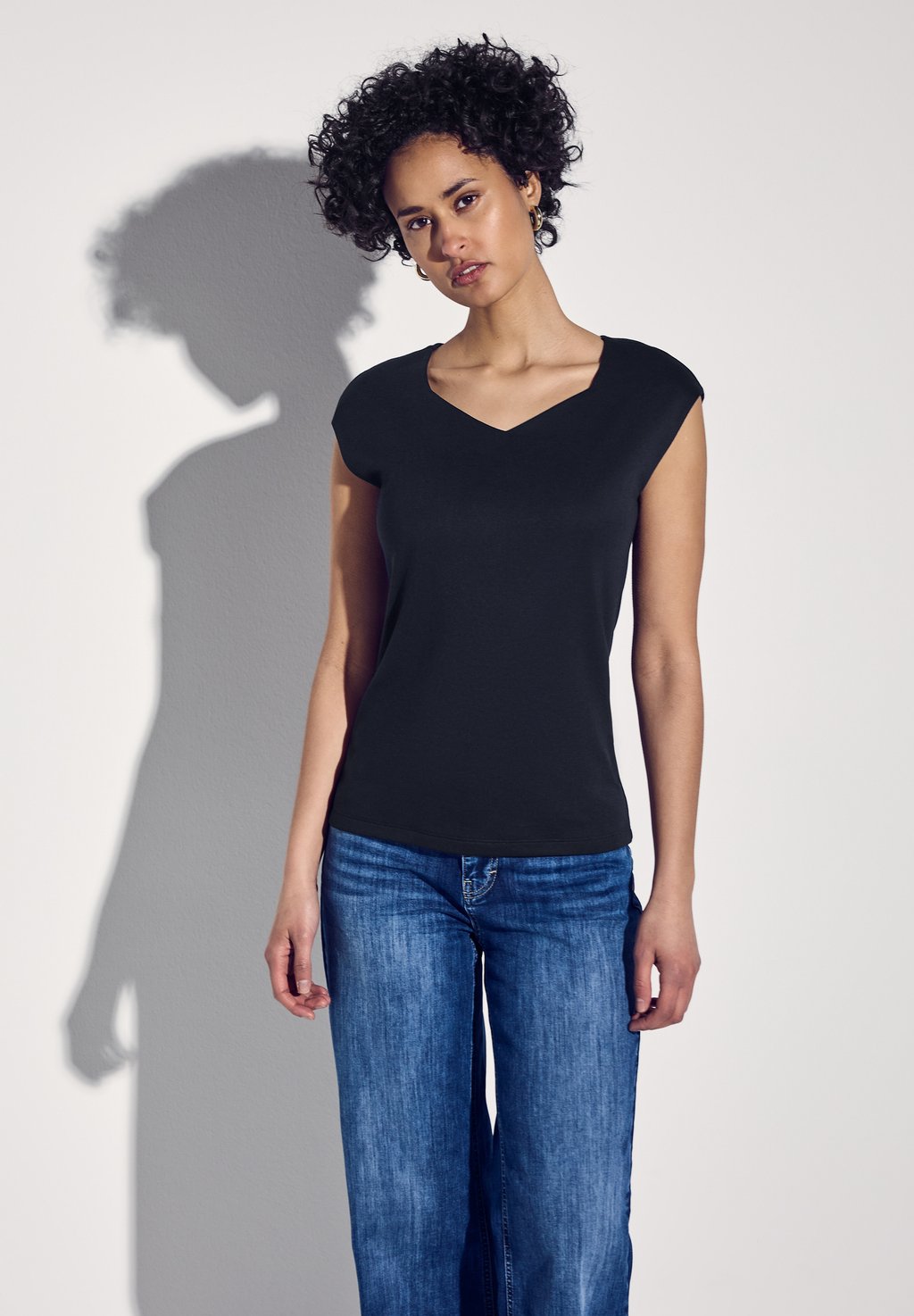 Базовая футболка MIT DIAMANT-AUSSCHNITT Street One, темно-синий
Базовая футболка MIT DIAMANT-AUSSCHNITT Street One, темно-синий