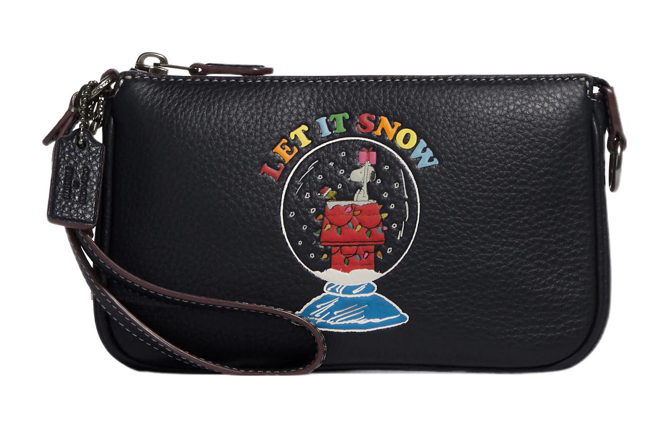 Коллекция Peanuts Snoopy, Кожаная Текстурированная Сумочка-Клатч На Запястье Маленького Размера Для Женщин, Цвет Navy, COACH
Коллекция Peanuts Snoopy, Кожаная Текстурированная Сумочка-Клатч На Запястье Маленького Размера Для Женщин, Цвет Navy, COACH