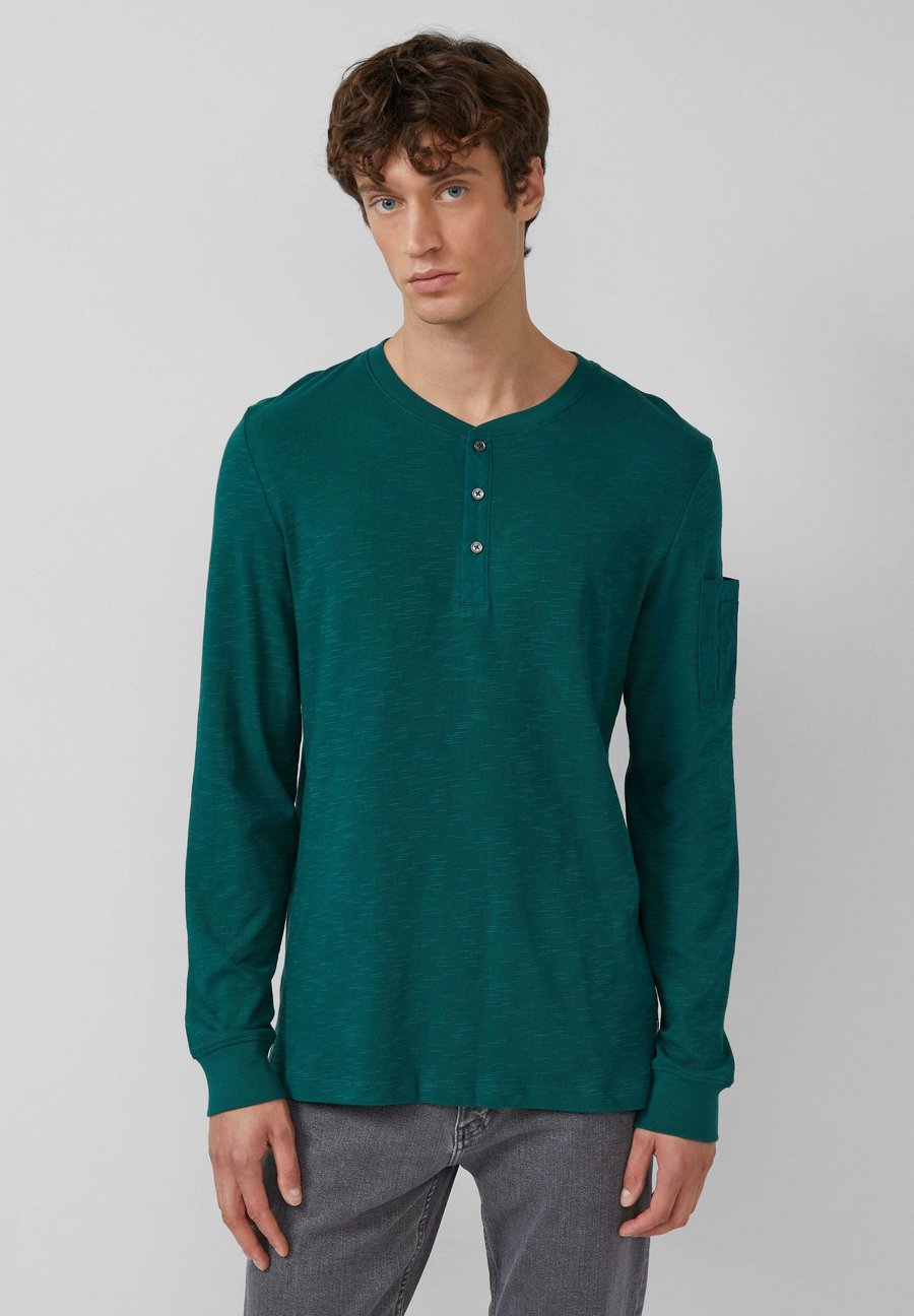 Топ s.Oliver HENLEY MIT FLAMMSTRUKTUR UND ÄRMELTASCHE, Tannengrün/Green
Топ s.Oliver HENLEY MIT FLAMMSTRUKTUR UND ÄRMELTASCHE, Tannengrün/Green