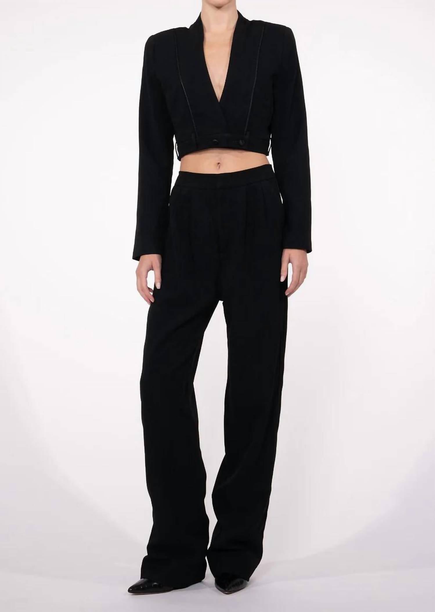 Блейзер Эффи в черном цвете NONCHALANTLABEL
Блейзер Эффи в черном цвете NONCHALANTLABEL