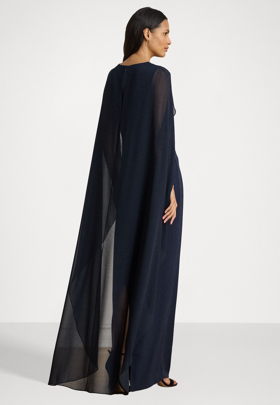 Платье Lauren Ralph Lauren CAPE GEORGETTE GOWN, Navy/Dark Blue
Платье Lauren Ralph Lauren CAPE GEORGETTE GOWN, Navy/Dark Blue
