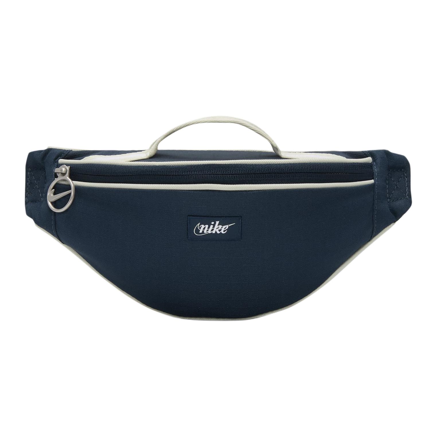 Nike Маленький поясной рюкзак из полиэстера для женщин в морском синем и белом цветах, Marine Blue & White
Nike Маленький поясной рюкзак из полиэстера для женщин в морском синем и белом цветах, Marine Blue & White