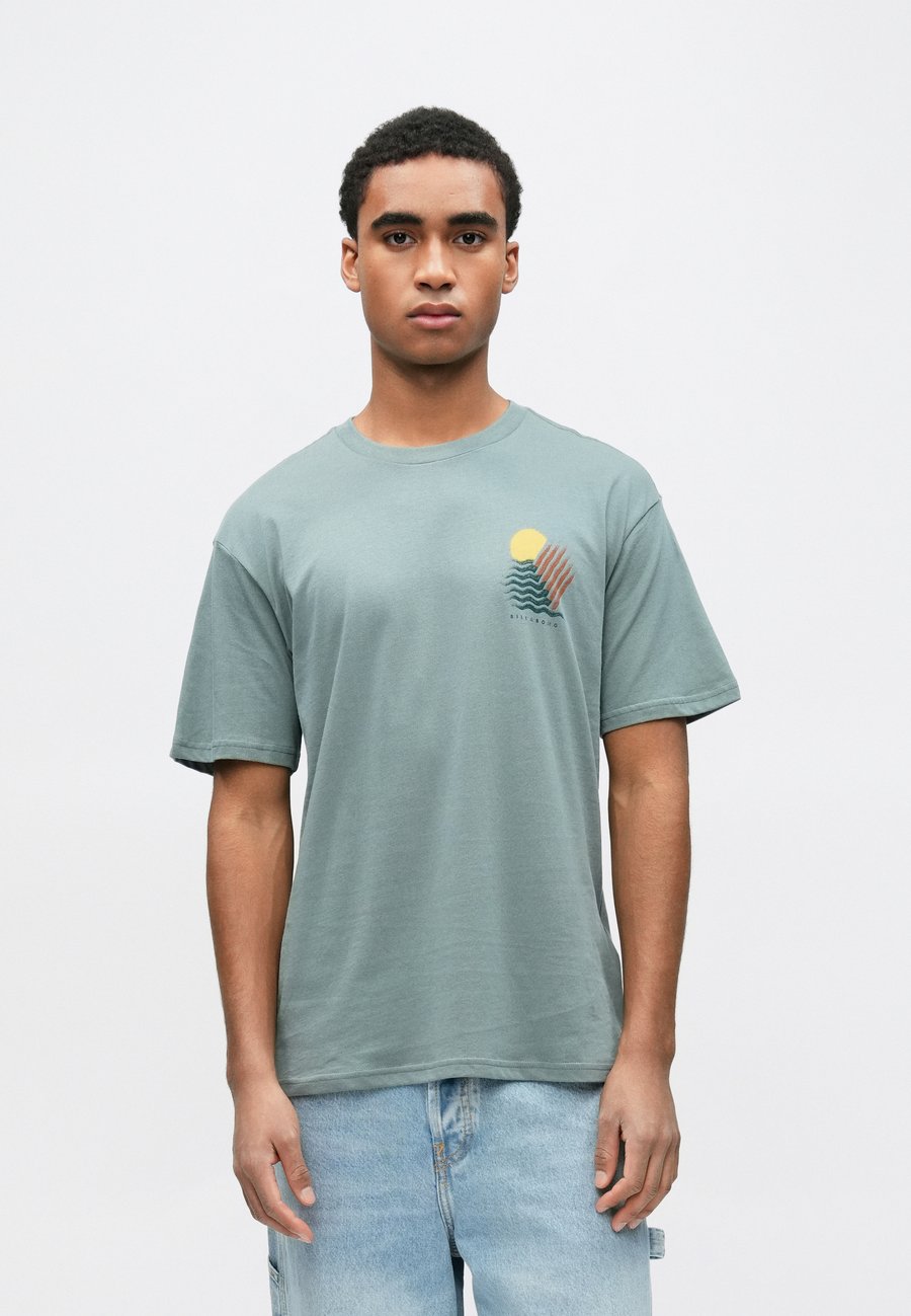 Футболка Billabong CANYONS REGULAR UNISEX, Sea Blue/Mint, Зеленый, Футболка Billabong CANYONS REGULAR UNISEX, Sea Blue/Mint
Футболка Billabong CANYONS REGULAR UNISEX, Sea Blue/Mint, Зеленый, Футболка Billabong CANYONS REGULAR UNISEX, Sea Blue/Mint