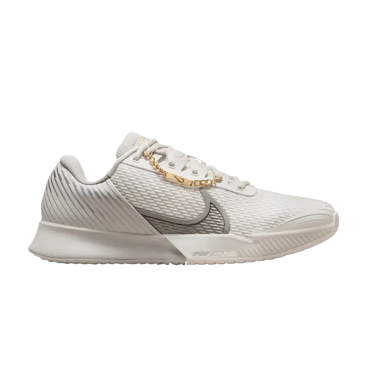 Кроссовки NikeCourt Air Zoom Vapor Pro 2 Premium HC 'Gold Flair Pack', серый 
Кроссовки NikeCourt Air Zoom Vapor Pro 2 Premium HC 'Gold Flair Pack', серый