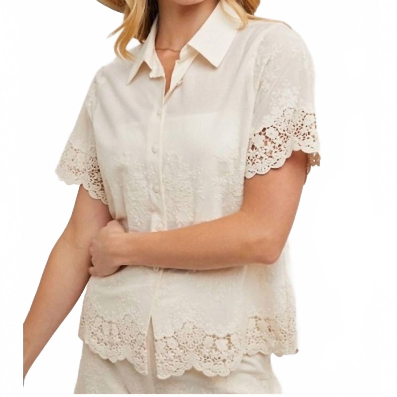 Хлопковая рубашка с вышивкой и кружевной отделкой на пуговицах в кремово-натуральном цвете BluIvy
Хлопковая рубашка с вышивкой и кружевной отделкой на пуговицах в кремово-натуральном цвете BluIvy