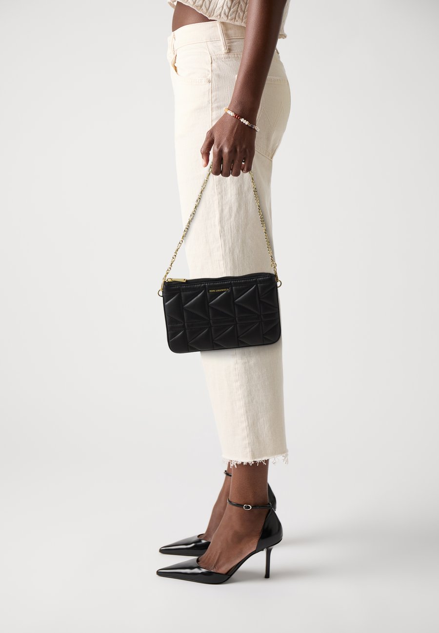 Клатч KARL LAGERFELD KUILT SHOULDER POUCH, Black
Клатч KARL LAGERFELD KUILT SHOULDER POUCH, Black