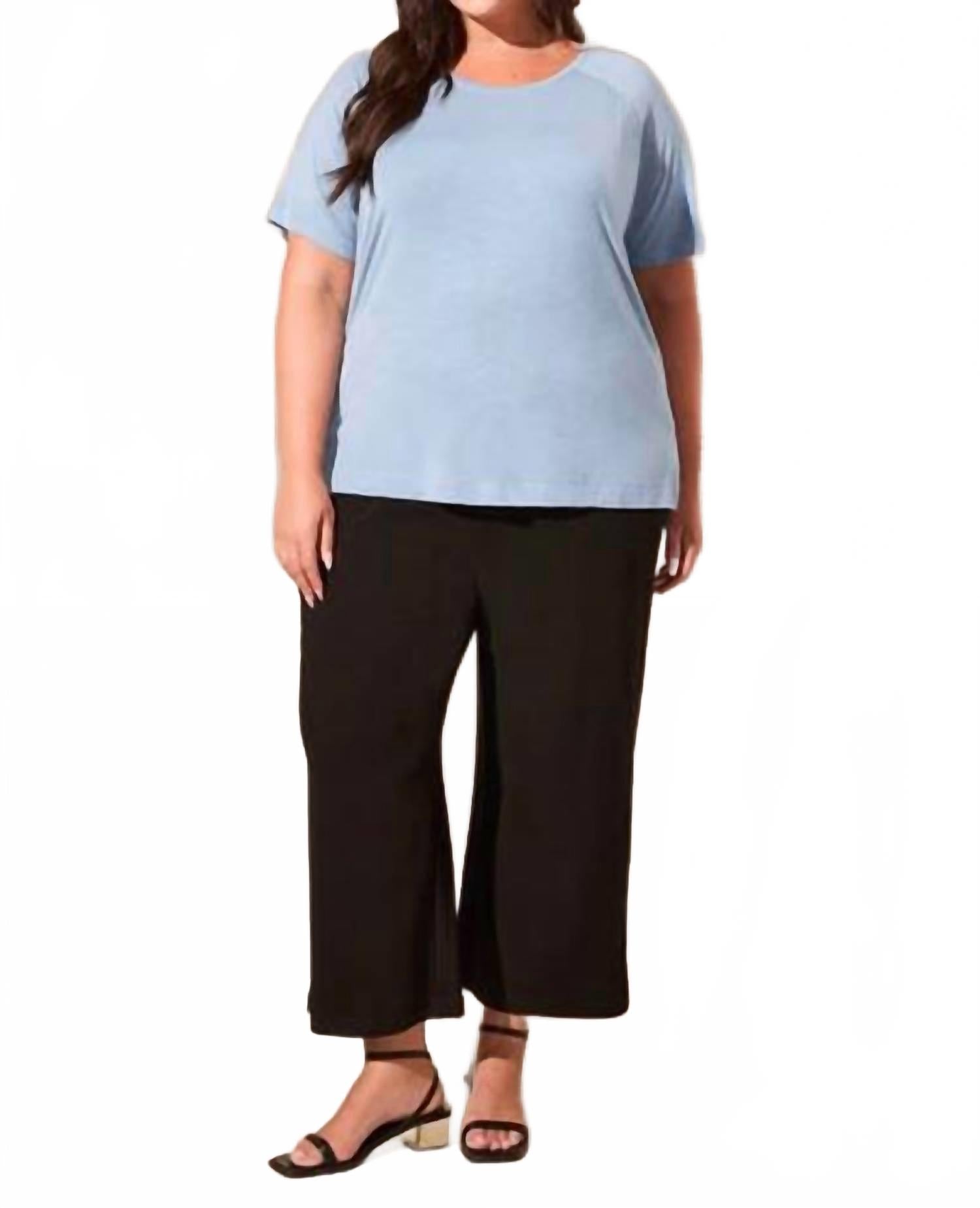 Плюс топ с коротким рукавом и круглым вырезом в синем цвете TRIBAL
Плюс топ с коротким рукавом и круглым вырезом в синем цвете TRIBAL