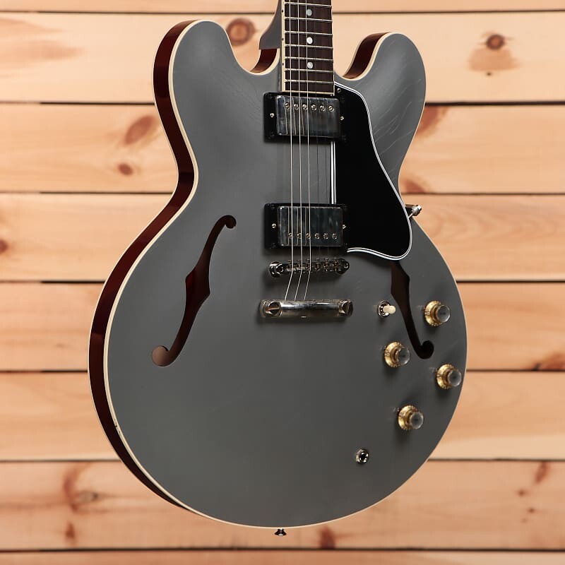 Электрогитара Gibson PSL 1961 ES-335 Ultra Light Aged - Silver Poly/Sparkling Burgundy - 130640 - PLEK'd
Электрогитара Gibson PSL 1961 ES-335 Ultra Light Aged - Silver Poly/Sparkling Burgundy - 130640 - PLEK'd