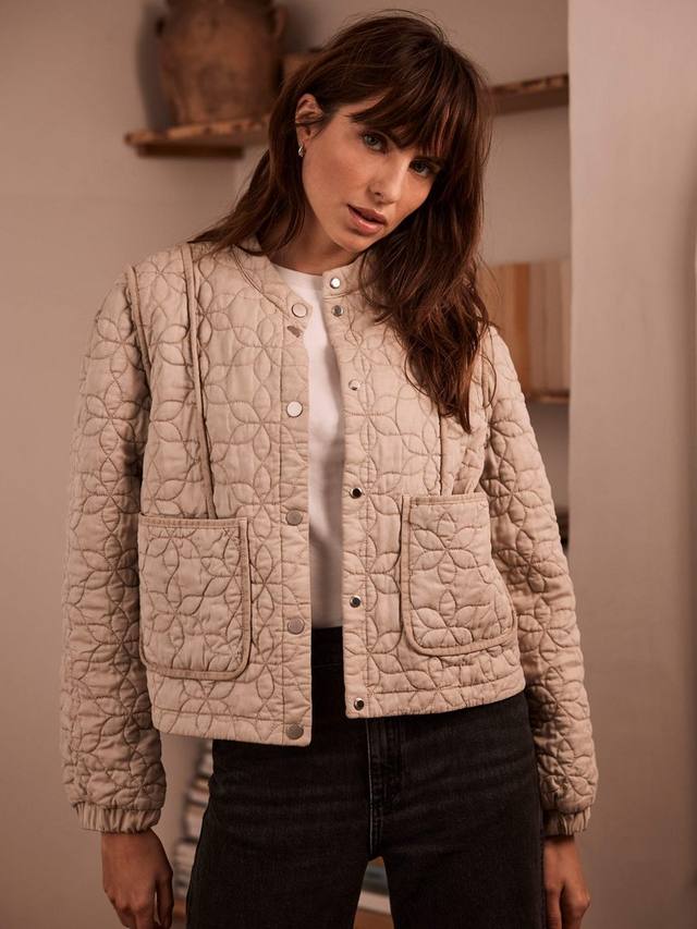 Стеганая куртка с поппером спереди Mint Velvet, цвет Natural Stone
Стеганая куртка с поппером спереди Mint Velvet, цвет Natural Stone