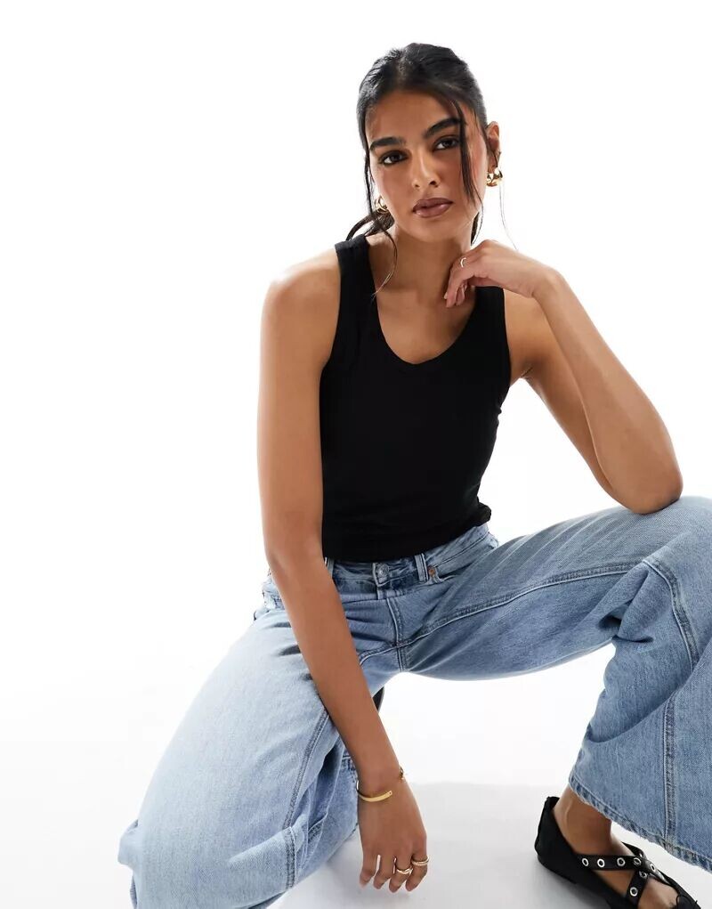 Черная майка Pieces со встроенным бюстгальтером
Черная майка Pieces со встроенным бюстгальтером