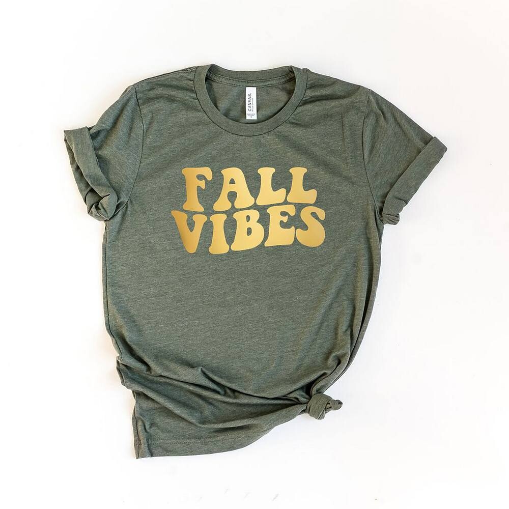 Футболка с короткими рукавами и графическим рисунком Fall Vibes в стиле ретро с рельефным принтом Simply Sage Market, цвет Army Green
Футболка с короткими рукавами и графическим рисунком Fall Vibes в стиле ретро с рельефным принтом Simply Sage Market, цвет Army Green