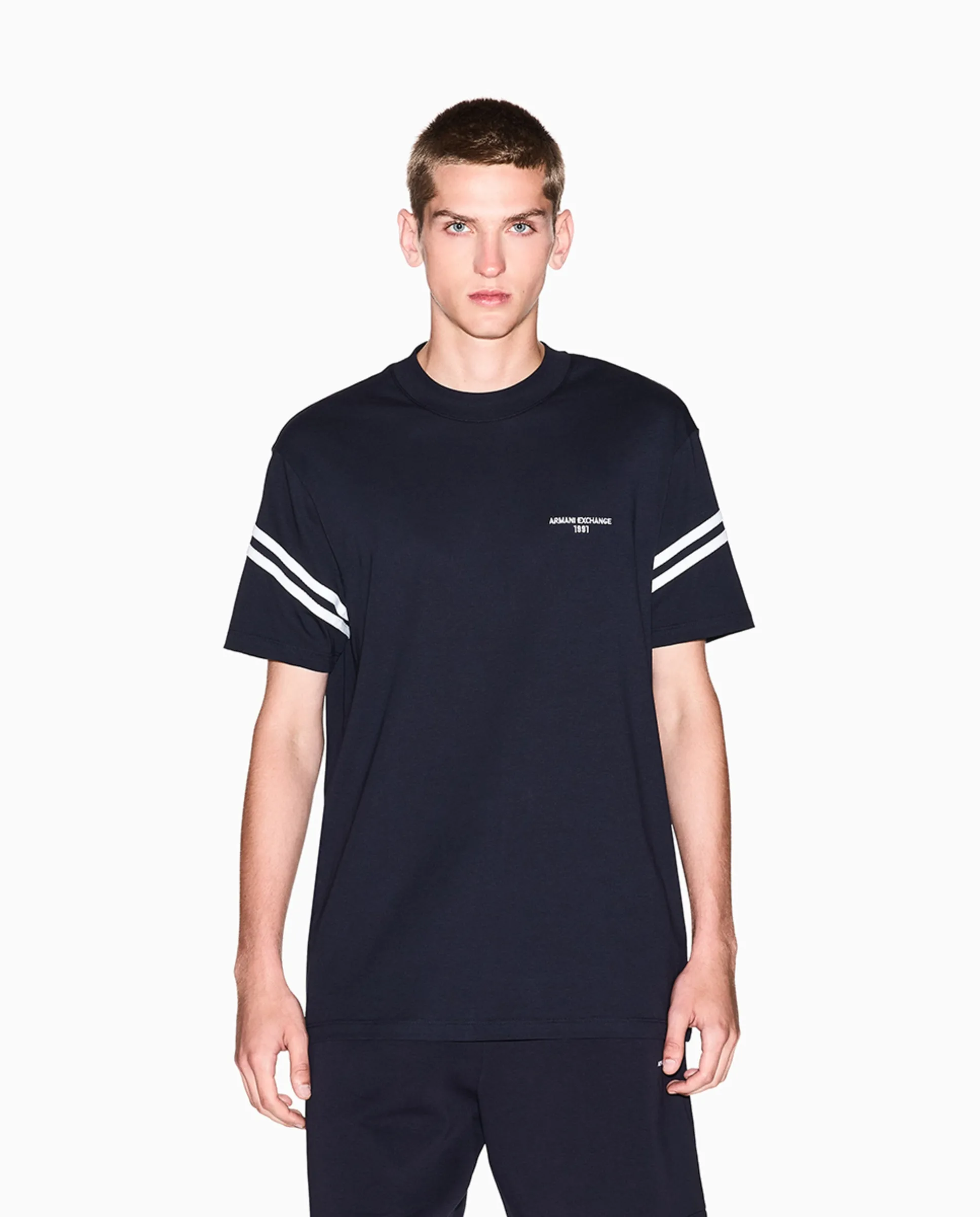 Мужская футболка с короткими рукавами и контрастными полосками на рукавах Armani Exchange, темно-синий
Мужская футболка с короткими рукавами и контрастными полосками на рукавах Armani Exchange, темно-синий