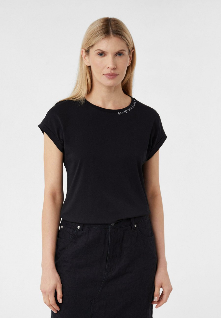 Футболка comma casual identity Print T-shirt, Schwarz/Black, Черный, Футболка comma casual identity Print T-shirt, Schwarz/Black
Футболка comma casual identity Print T-shirt, Schwarz/Black, Черный, Футболка comma casual identity Print T-shirt, Schwarz/Black