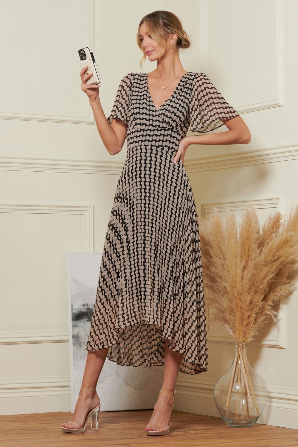 Плиссированное шифоновое платье макси с рукавами «ангел» Jolie Moi, коричневый
Плиссированное шифоновое платье макси с рукавами «ангел» Jolie Moi, коричневый