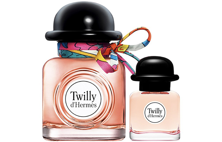 Набор парфюма eau de parfum 50 мл + 7,5 мл с шелковым шарфом-лентой HERMES
Набор парфюма eau de parfum 50 мл + 7,5 мл с шелковым шарфом-лентой HERMES