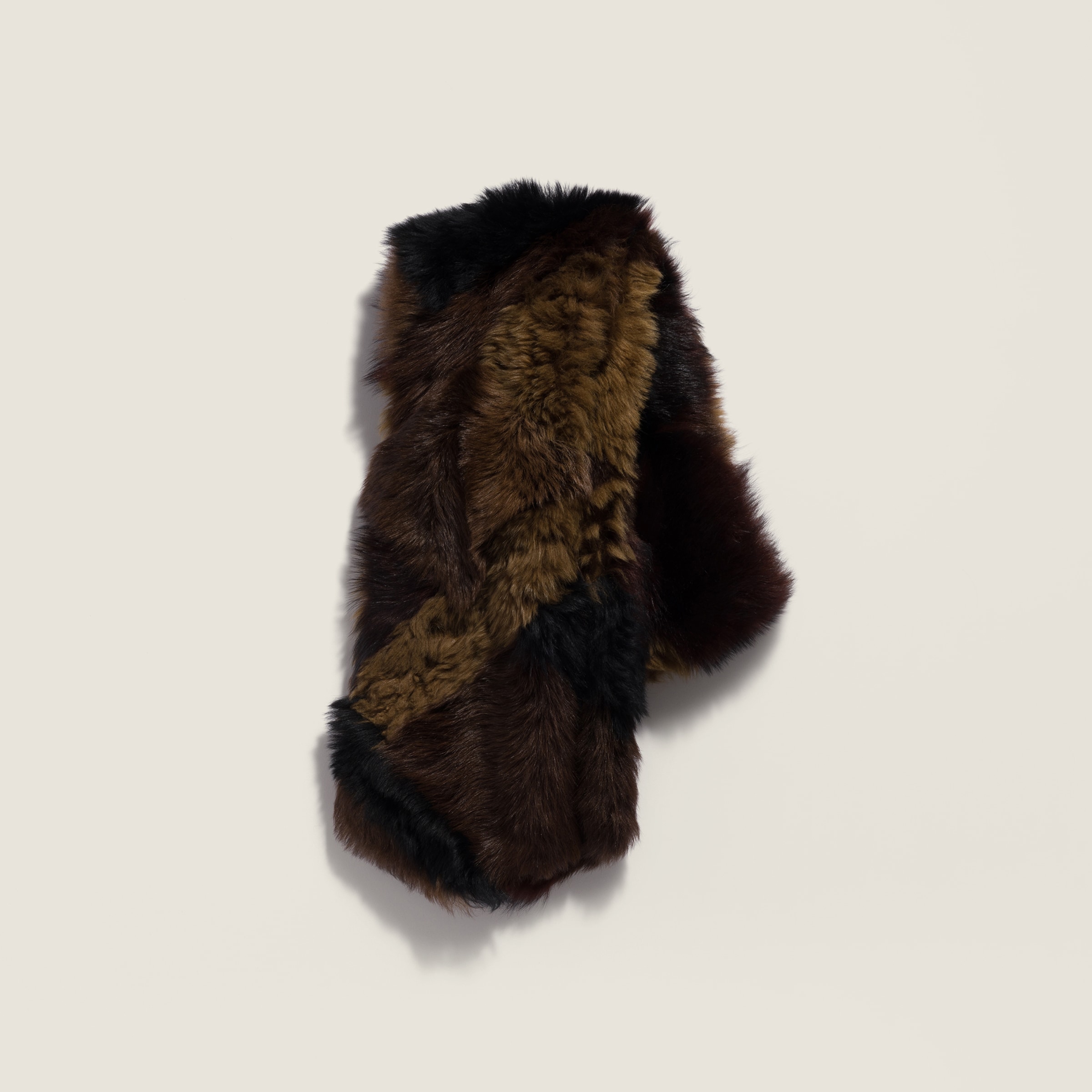 Палантин из лоскутного овчины MIU MIU, сиенна
Палантин из лоскутного овчины MIU MIU, сиенна