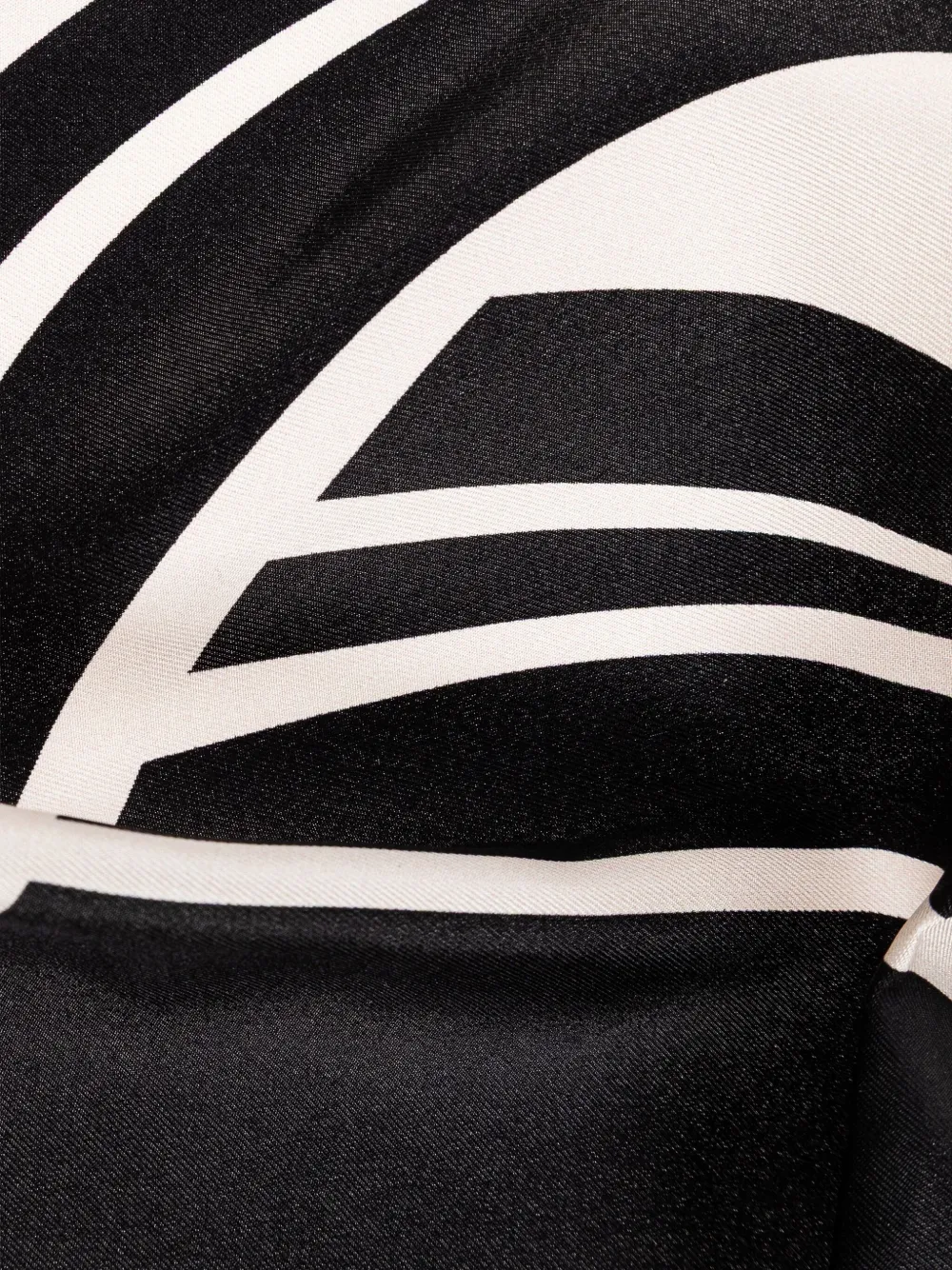 Шелковый платок с графичным принтом Lanvin, нейтральный
Шелковый платок с графичным принтом Lanvin, нейтральный