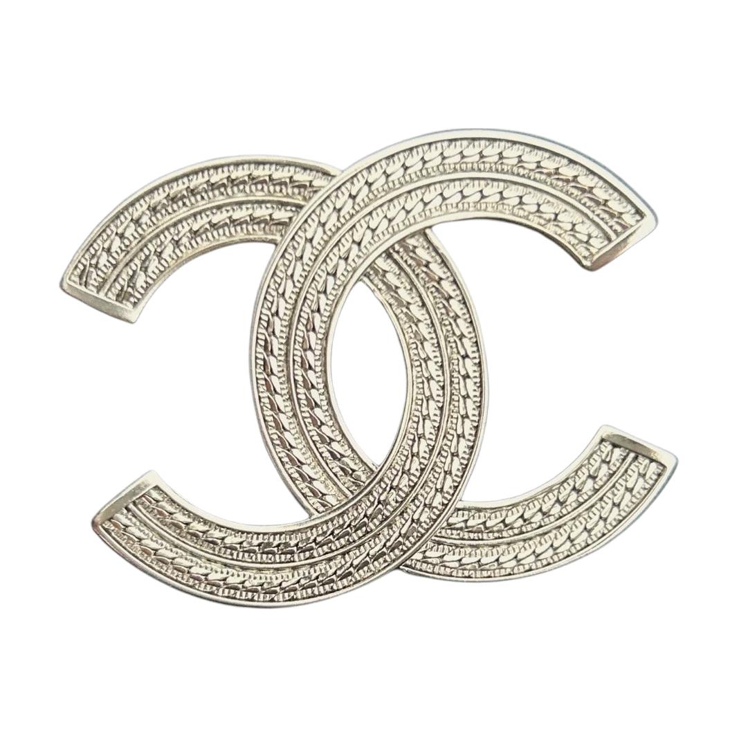 CHANEL Брошь женская серебряная
CHANEL Брошь женская серебряная