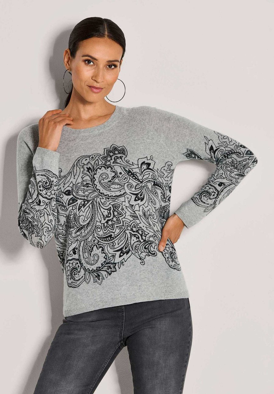 Джемпер MADELEINE MIT WERTVOLLEM DRUCK, Silver/Grey/Black/Grey
Джемпер MADELEINE MIT WERTVOLLEM DRUCK, Silver/Grey/Black/Grey