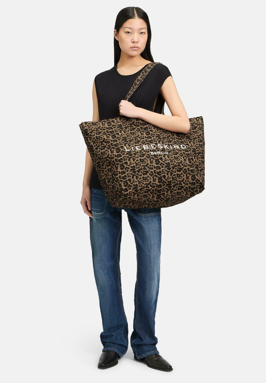 Сумка-тоут XL AUS MIT LEO-MUSTER Liebeskind Berlin, бежевый
Сумка-тоут XL AUS MIT LEO-MUSTER Liebeskind Berlin, бежевый