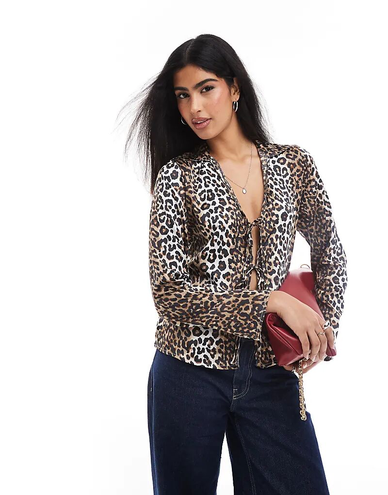 Блузка с завязками спереди с леопардовым принтом ONLY
Блузка с завязками спереди с леопардовым принтом ONLY
