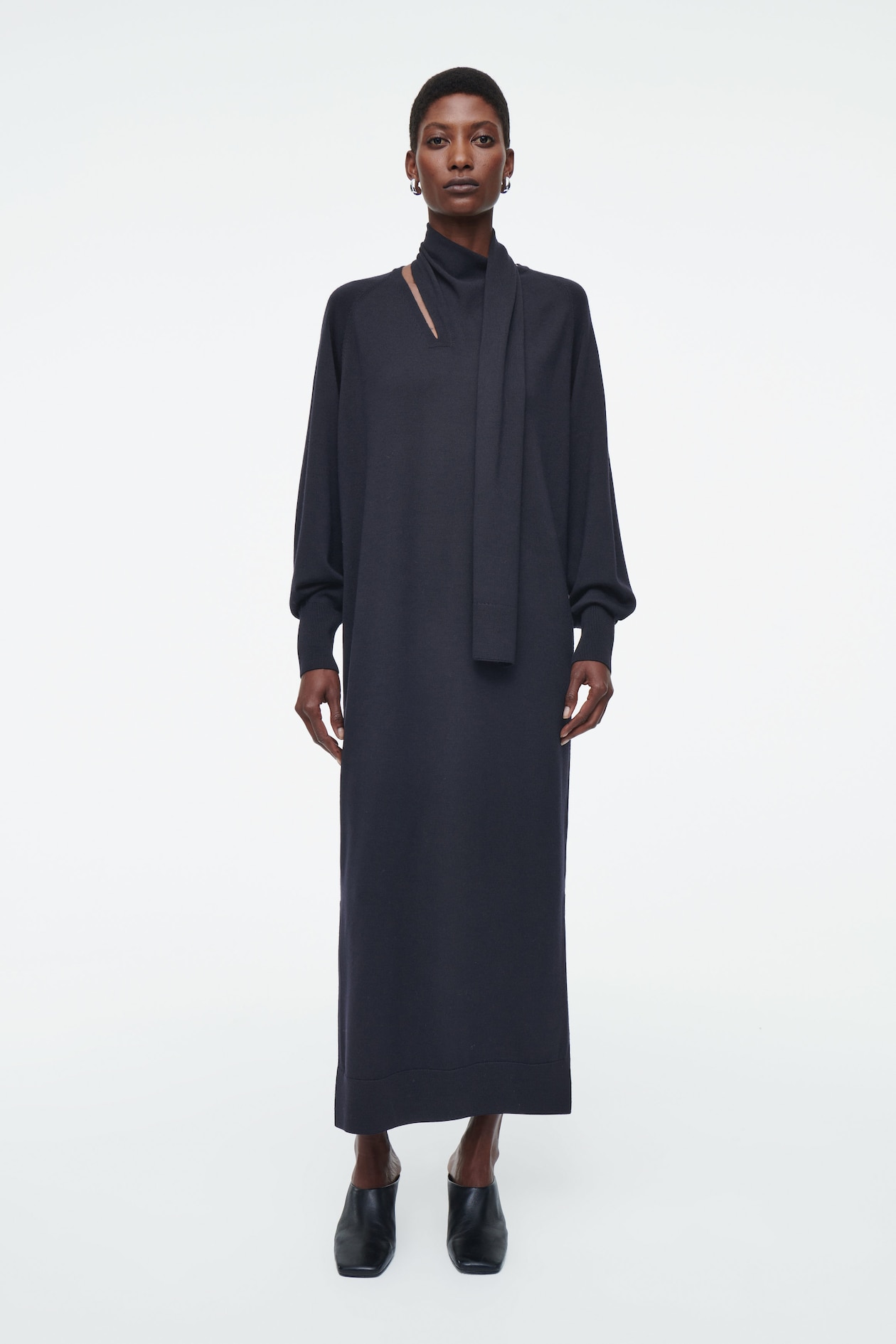 Шерстяное платье макси с шалью COS, темно-синий
Шерстяное платье макси с шалью COS, темно-синий