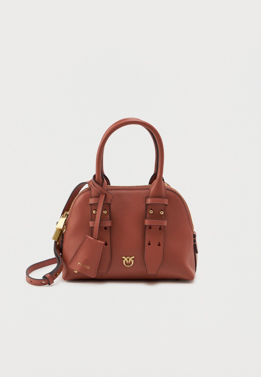 Сумка Pinko BOWLING BAG ZIP MINI, Marrone Aragona/Matt Gold-Coloured/Light Brown
Сумка Pinko BOWLING BAG ZIP MINI, Marrone Aragona/Matt Gold-Coloured/Light Brown
