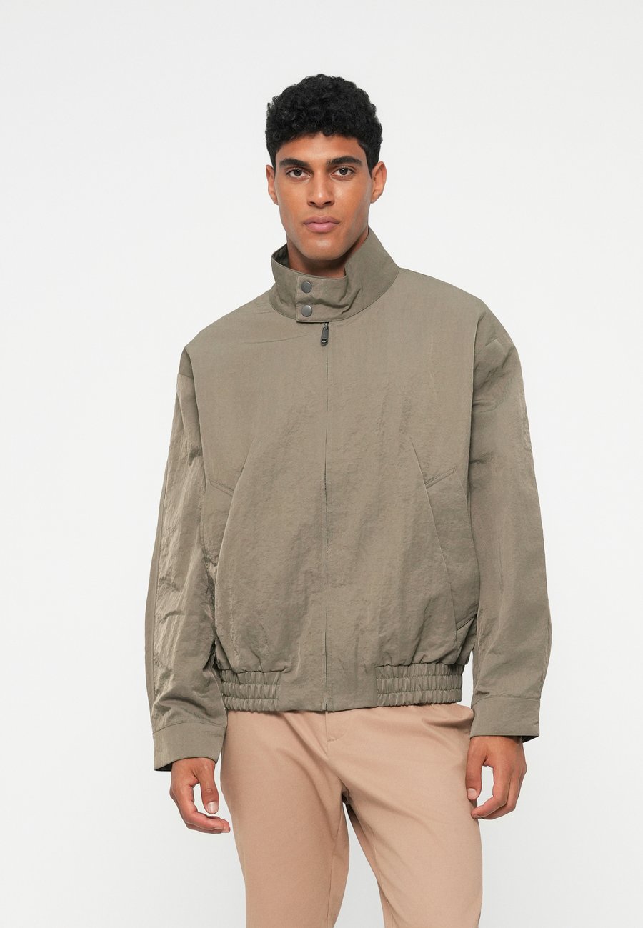 Куртка Calvin Klein RELAXED BLOUSON , Sand
Куртка Calvin Klein RELAXED BLOUSON , Sand