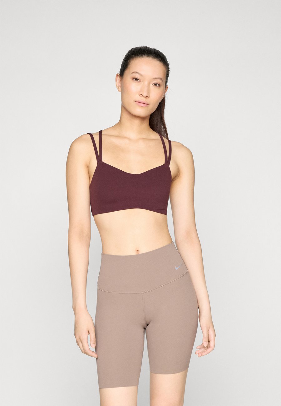 Бюстгальтер Nike Performance ALATE TRACE BRA, Burgundy Crush/White/Bordeaux
Бюстгальтер Nike Performance ALATE TRACE BRA, Burgundy Crush/White/Bordeaux