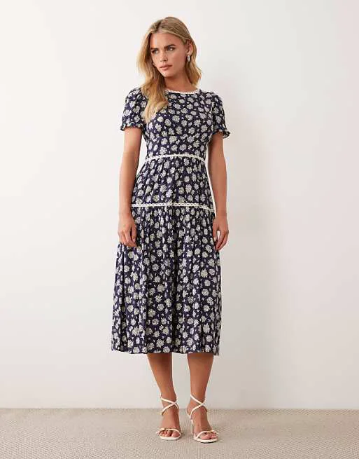 Темно-синее платье миди с короткими рукавами и цветочным принтом Nothing's Child Petite Dara
Темно-синее платье миди с короткими рукавами и цветочным принтом Nothing's Child Petite Dara