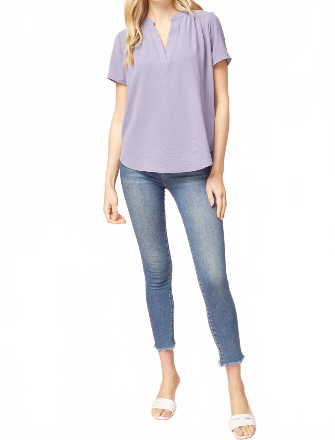 Классический и элегантный топ в лавандовом цвете Entro
Классический и элегантный топ в лавандовом цвете Entro