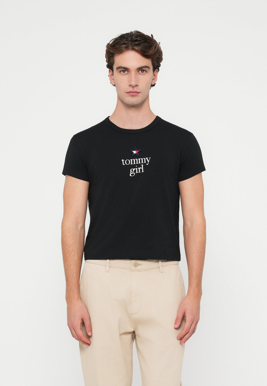Футболка Tommy Jeans STAR GRAPHIC UNISEX, Black, Черный, Футболка Tommy Jeans STAR GRAPHIC UNISEX, Black
Футболка Tommy Jeans STAR GRAPHIC UNISEX, Black, Черный, Футболка Tommy Jeans STAR GRAPHIC UNISEX, Black