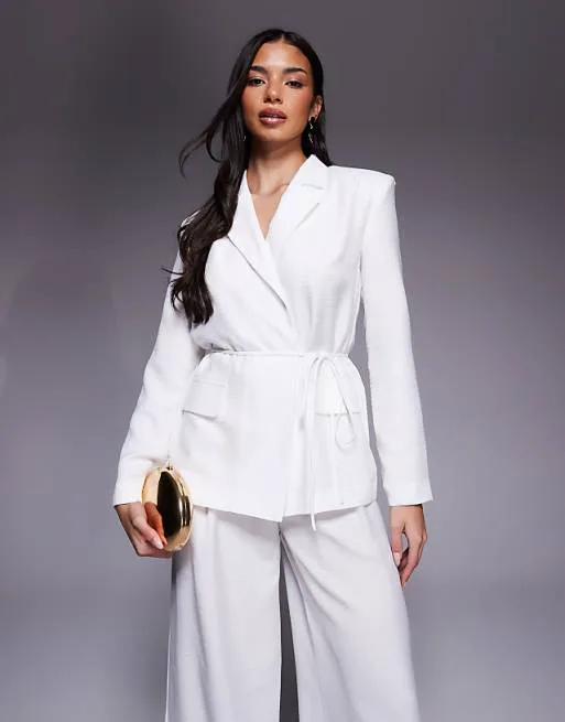 Белый льняной летний пиджак с завязками на талии ASOS LUXE
Белый льняной летний пиджак с завязками на талии ASOS LUXE