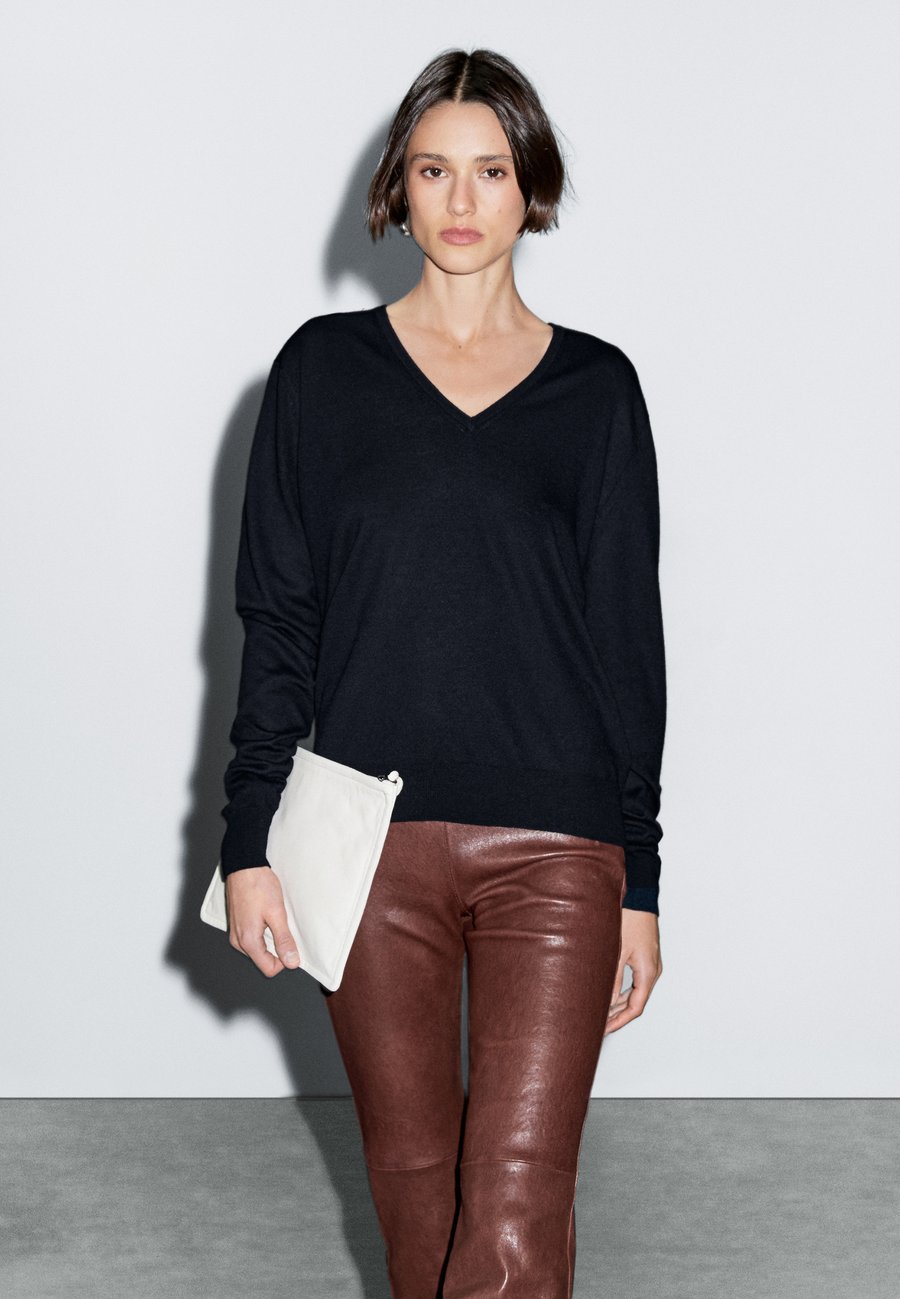 Джемпер Massimo Dutti LONG SLEEVES WITH V-NECK, Dark Blue
Джемпер Massimo Dutti LONG SLEEVES WITH V-NECK, Dark Blue