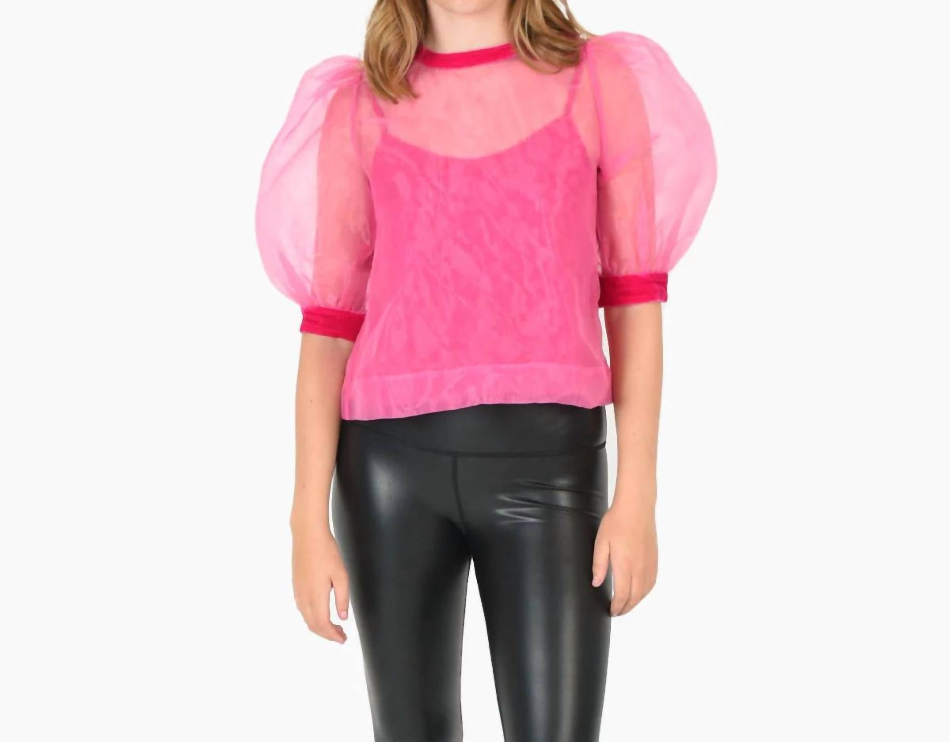 Топ Bella в цвете фуксия-гепард Emily McCarthy
Топ Bella в цвете фуксия-гепард Emily McCarthy