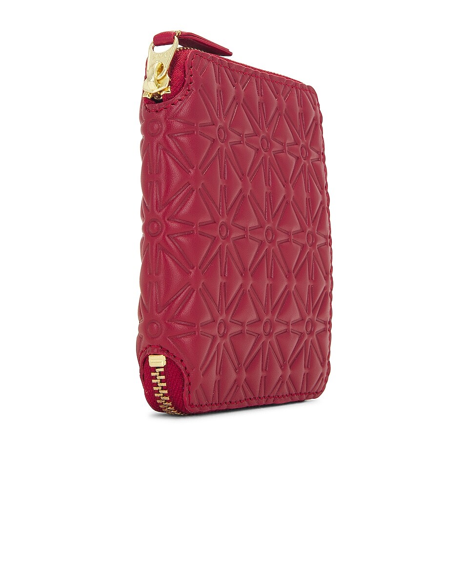 Кожаный кошелек на молнии с тиснением Comme Des Garcons, красный 
Кожаный кошелек на молнии с тиснением Comme Des Garcons, красный