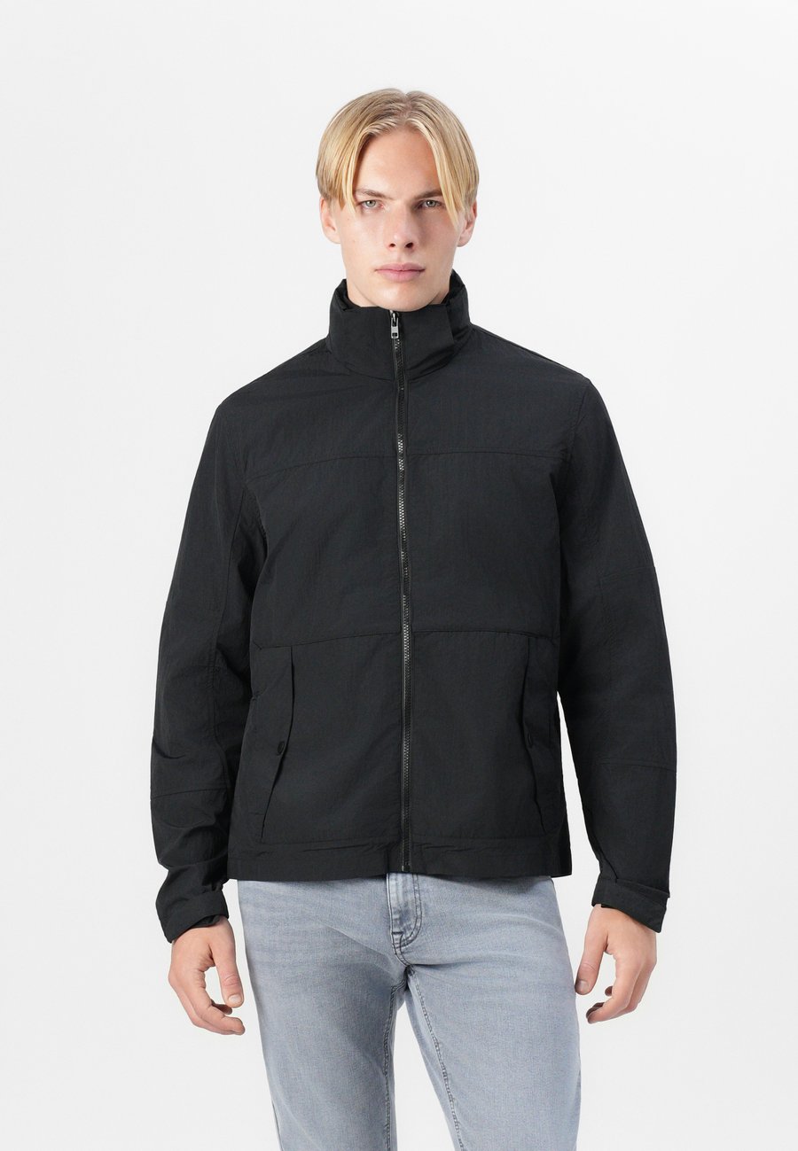 Куртка Lyle & Scott STOW AWAY JACKET, Black Ice/Black
Куртка Lyle & Scott STOW AWAY JACKET, Black Ice/Black