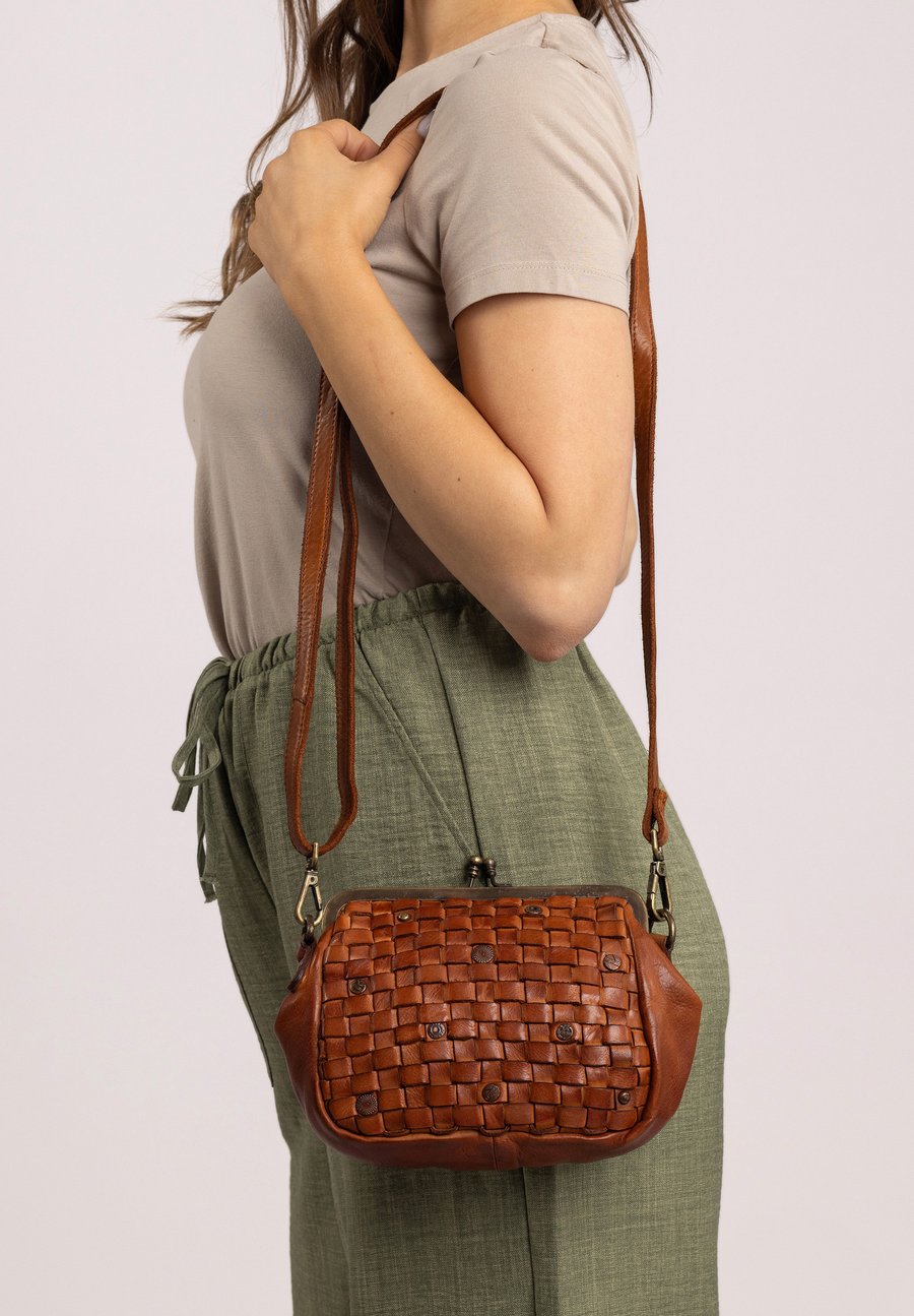 Сумка кросс-боди Gusti Leder BRITNEY, Braun/Mottled Brown
Сумка кросс-боди Gusti Leder BRITNEY, Braun/Mottled Brown