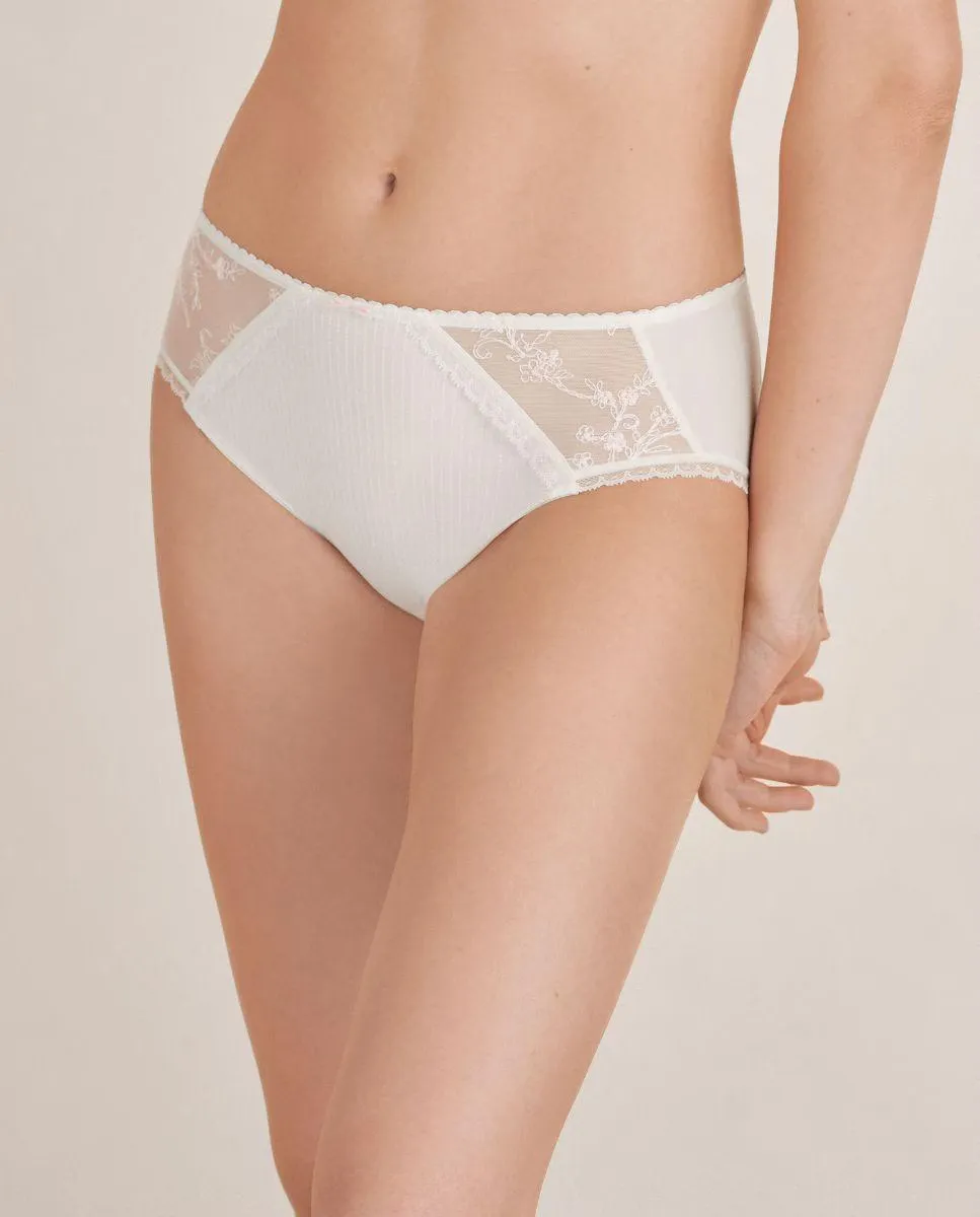 Трусики из микрофибры с высокой посадкой и романтической вышивкой Conturelle, кремовый
Трусики из микрофибры с высокой посадкой и романтической вышивкой Conturelle, кремовый