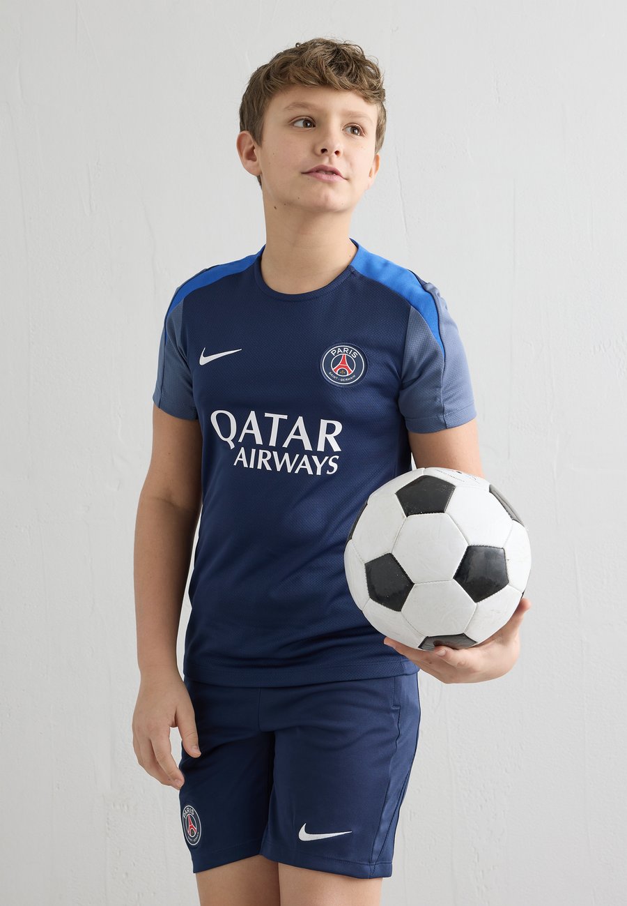 Футболка Nike Performance PARIS ST GERMAIN PSG 25/26 UNISEX, Midnight Navy/Diffused Blue/Hyper Royal/White/Dark Blue
Футболка Nike Performance PARIS ST GERMAIN PSG 25/26 UNISEX, Midnight Navy/Diffused Blue/Hyper Royal/White/Dark Blue