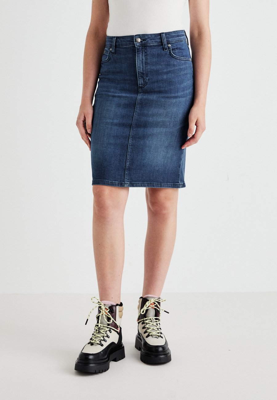 Юбка Lee MIDI SKIRT, Feel The Fantasy/Dark-Blue Denim
Юбка Lee MIDI SKIRT, Feel The Fantasy/Dark-Blue Denim