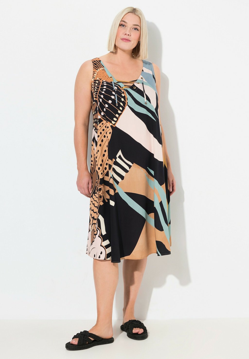 Повседневное платье GRAPHIC PRINT SLEEVELESS LACE UP MIDI Ulla Popken, черный
Повседневное платье GRAPHIC PRINT SLEEVELESS LACE UP MIDI Ulla Popken, черный