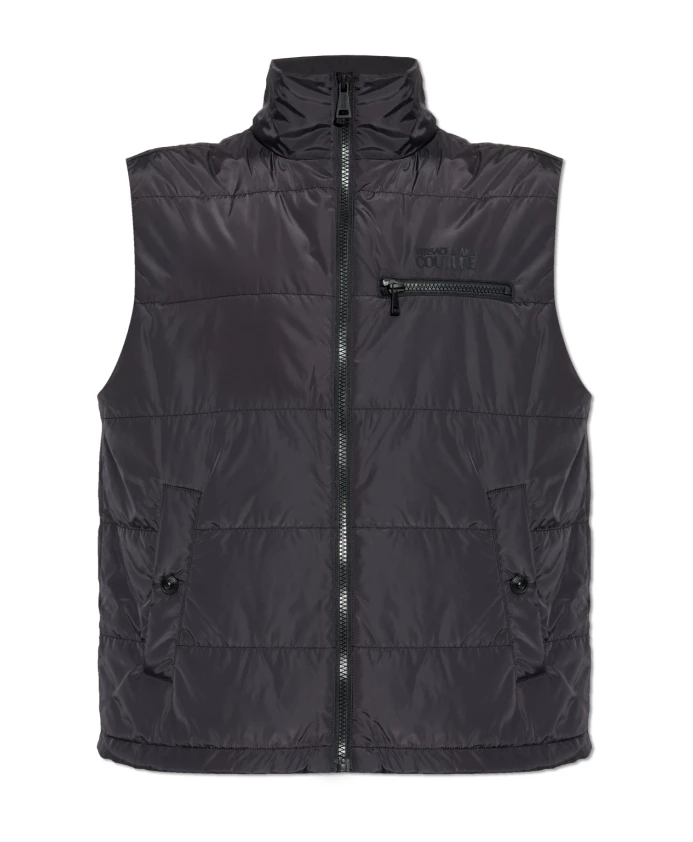 Утепленный жилет с высоким воротником. Versace Jeans Couture, черный
Утепленный жилет с высоким воротником. Versace Jeans Couture, черный