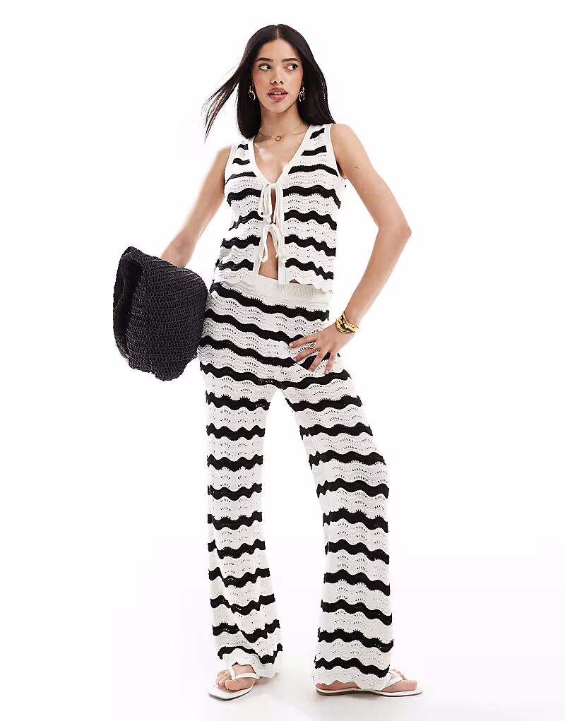 Брюки Coord с волнистым швом черного цвета New Look
Брюки Coord с волнистым швом черного цвета New Look