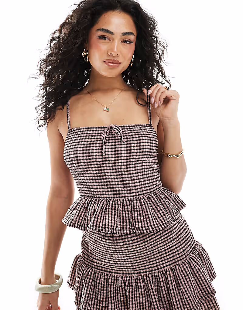 Топ Miss Selfridge в жатую клетку виши с оборкой в пыльно-розовом цвете
Топ Miss Selfridge в жатую клетку виши с оборкой в пыльно-розовом цвете