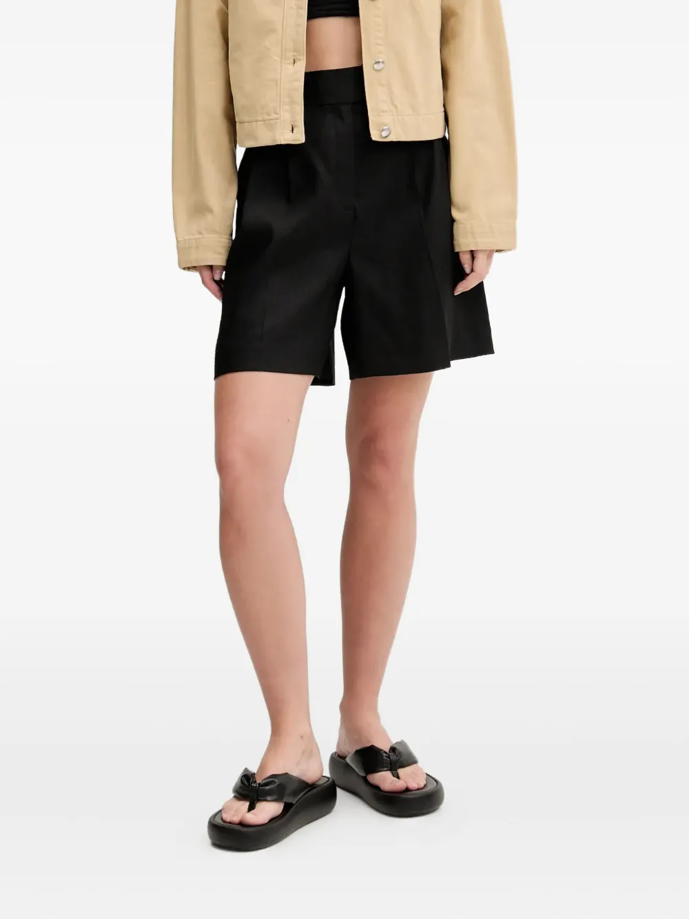 Шорты с высокой талией и складками HUGO, черный
Шорты с высокой талией и складками HUGO, черный