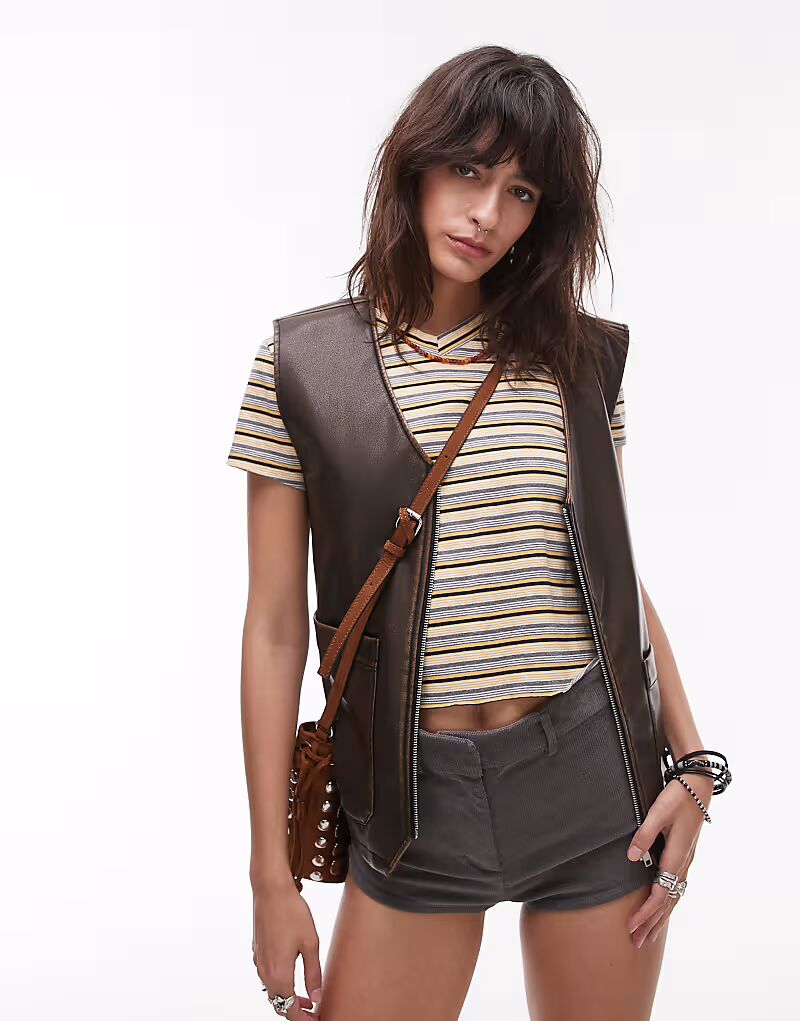 Футболка Lioness North light с короткими рукавами и V-образным вырезом в желтую полоску 
Футболка Lioness North light с короткими рукавами и V-образным вырезом в желтую полоску