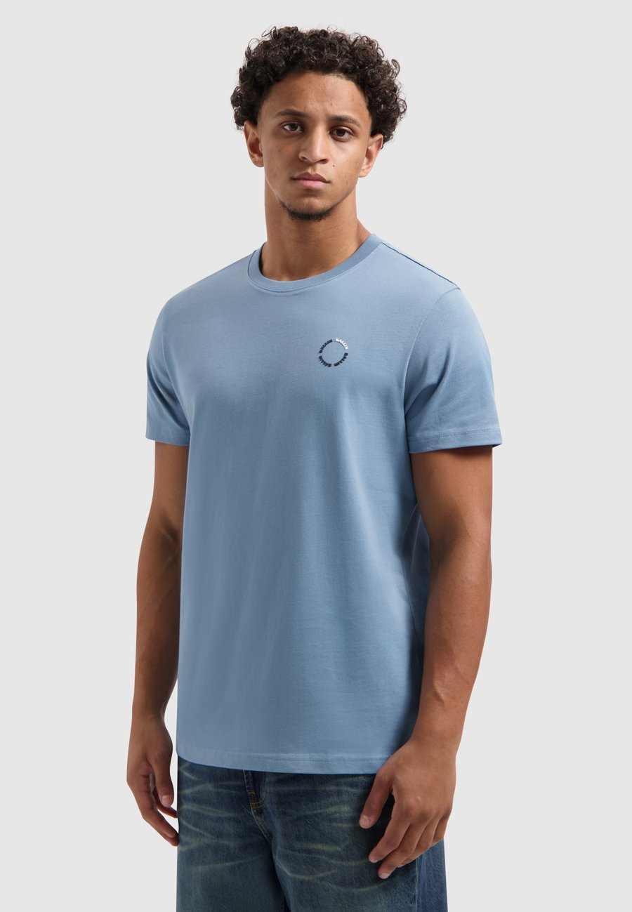 Футболка Ballin REGULAR FIT CREWNECK , Mid Blue Grey/Blue-Grey
Футболка Ballin REGULAR FIT CREWNECK , Mid Blue Grey/Blue-Grey