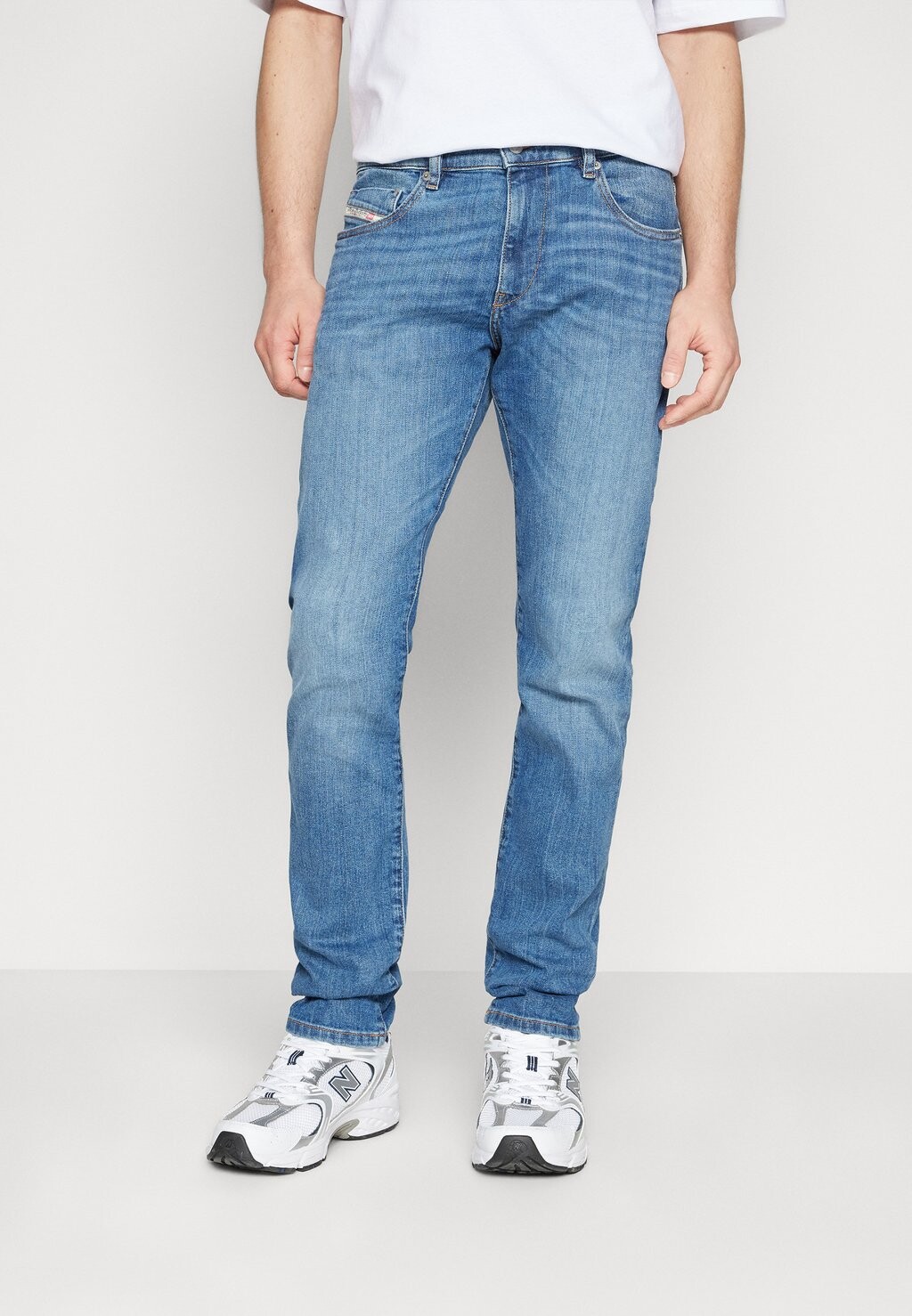 Джинсы приталенного кроя Diesel, цвет 01
Джинсы приталенного кроя Diesel, цвет 01